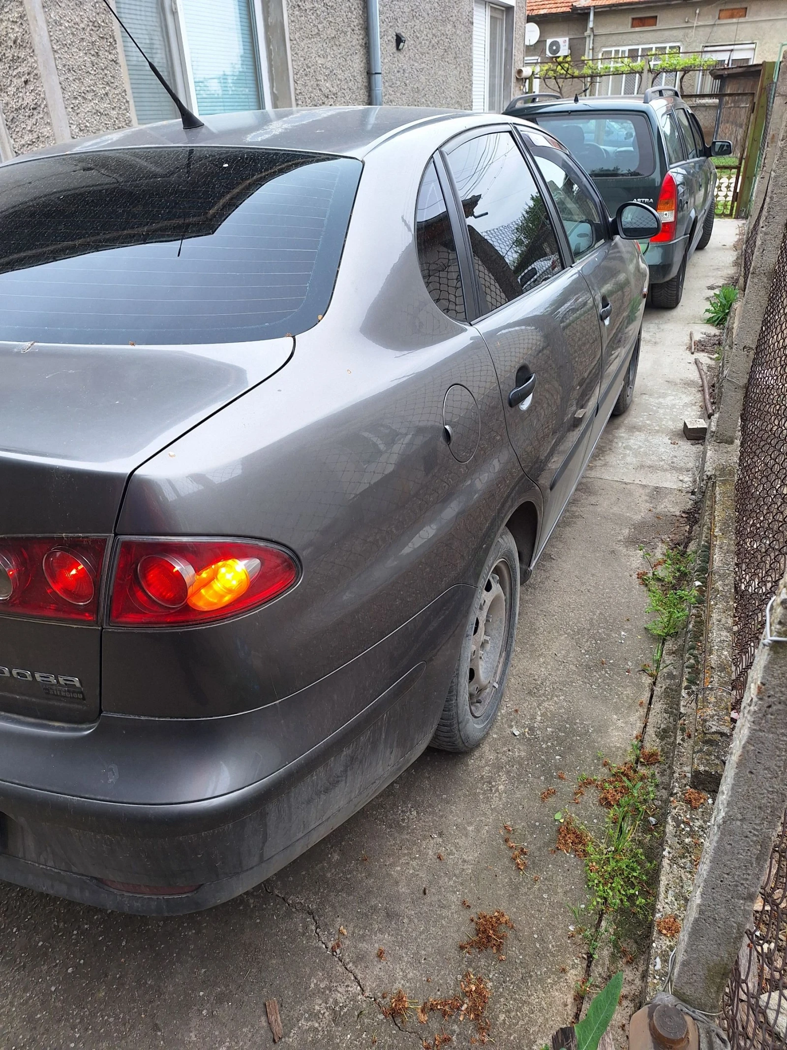 Seat Cordoba, снимка 4 - Автомобили и джипове - 54482175
