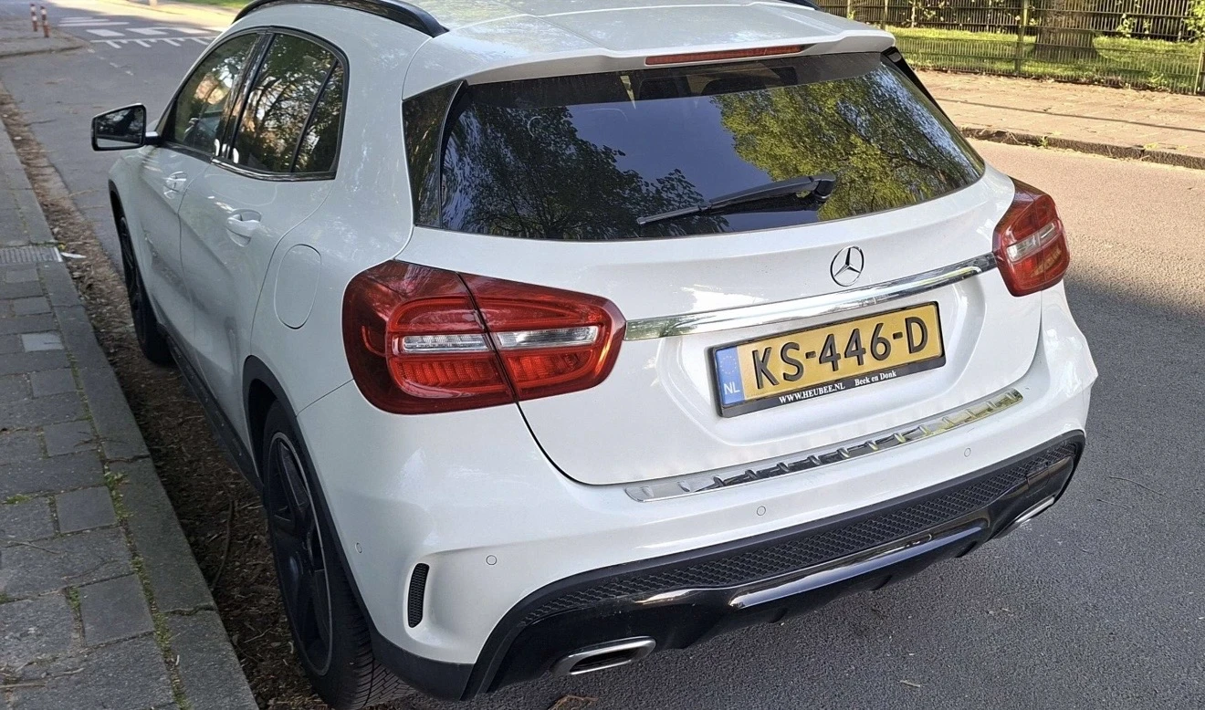 Mercedes-Benz GLA 180, снимка 3 - Автомобили и джипове - 55100339