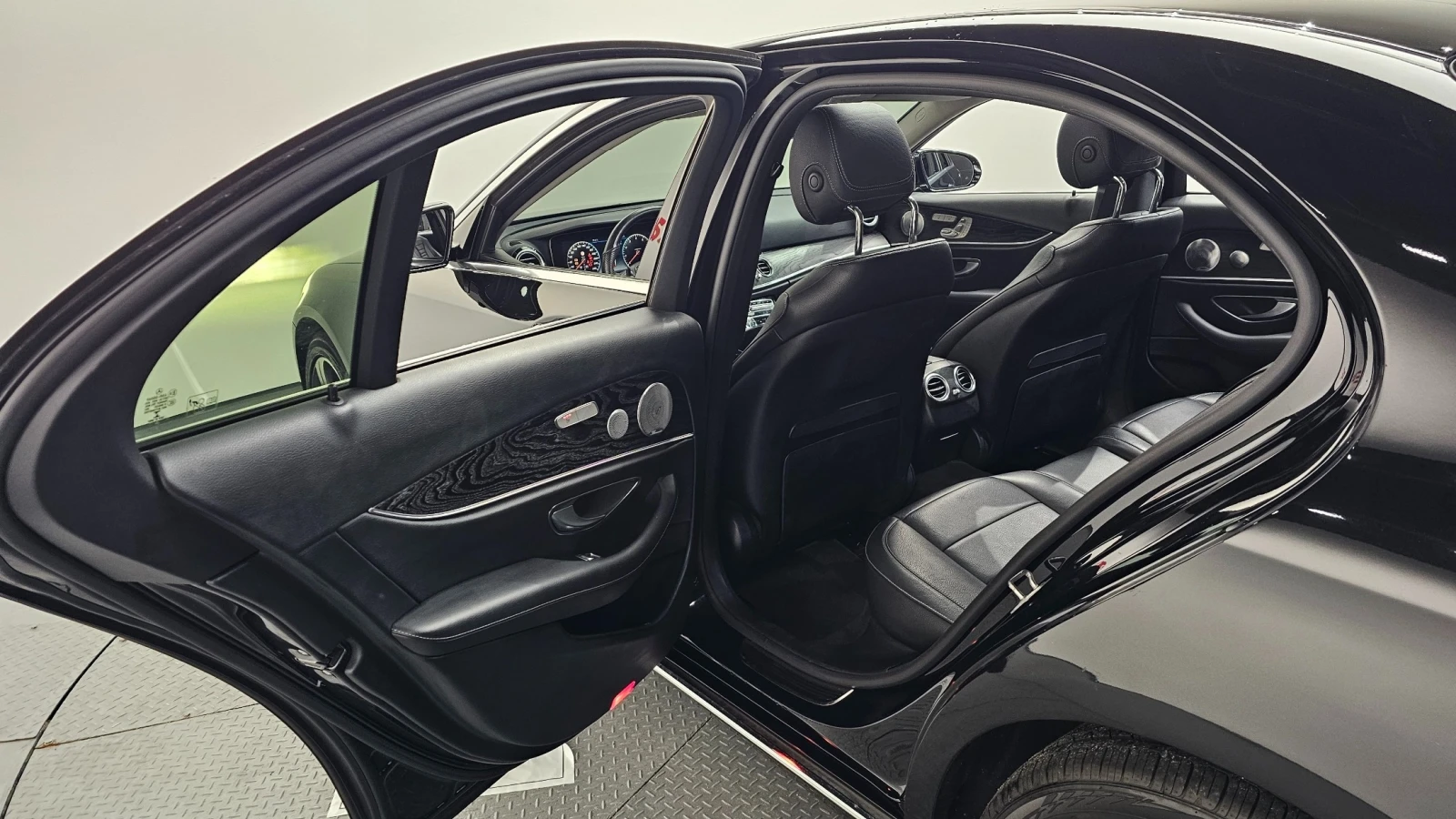 Mercedes-Benz E 300 4MATIC Avantgarde, снимка 13 - Автомобили и джипове - 55523376