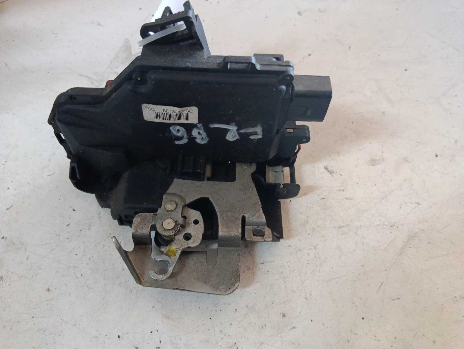 брава (предна дясна)  8E1837016C Audi A4