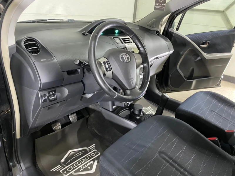 Toyota Yaris 1.3i, снимка 7 - Автомобили и джипове - 51643300