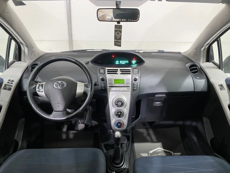 Toyota Yaris 1.3i, снимка 8 - Автомобили и джипове - 51643300