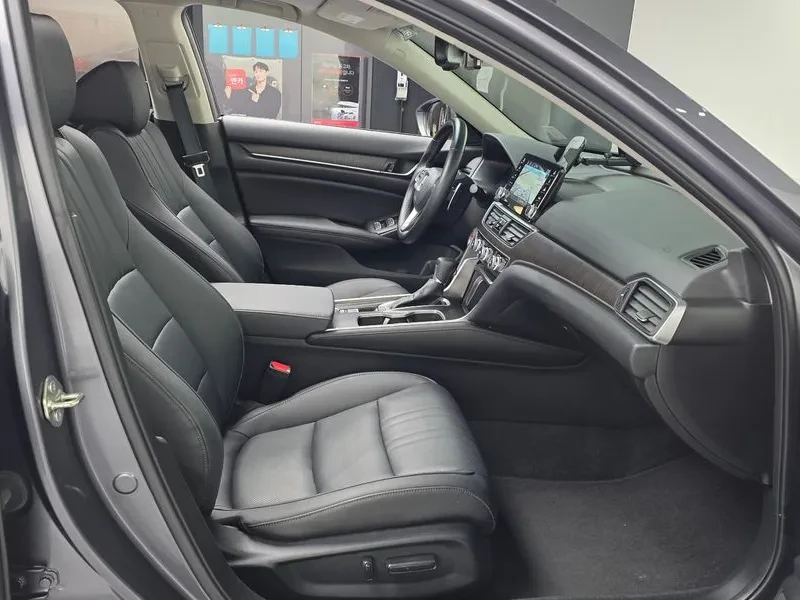 Honda Accord 1.5 Turbo, снимка 11 - Автомобили и джипове - 55814473
