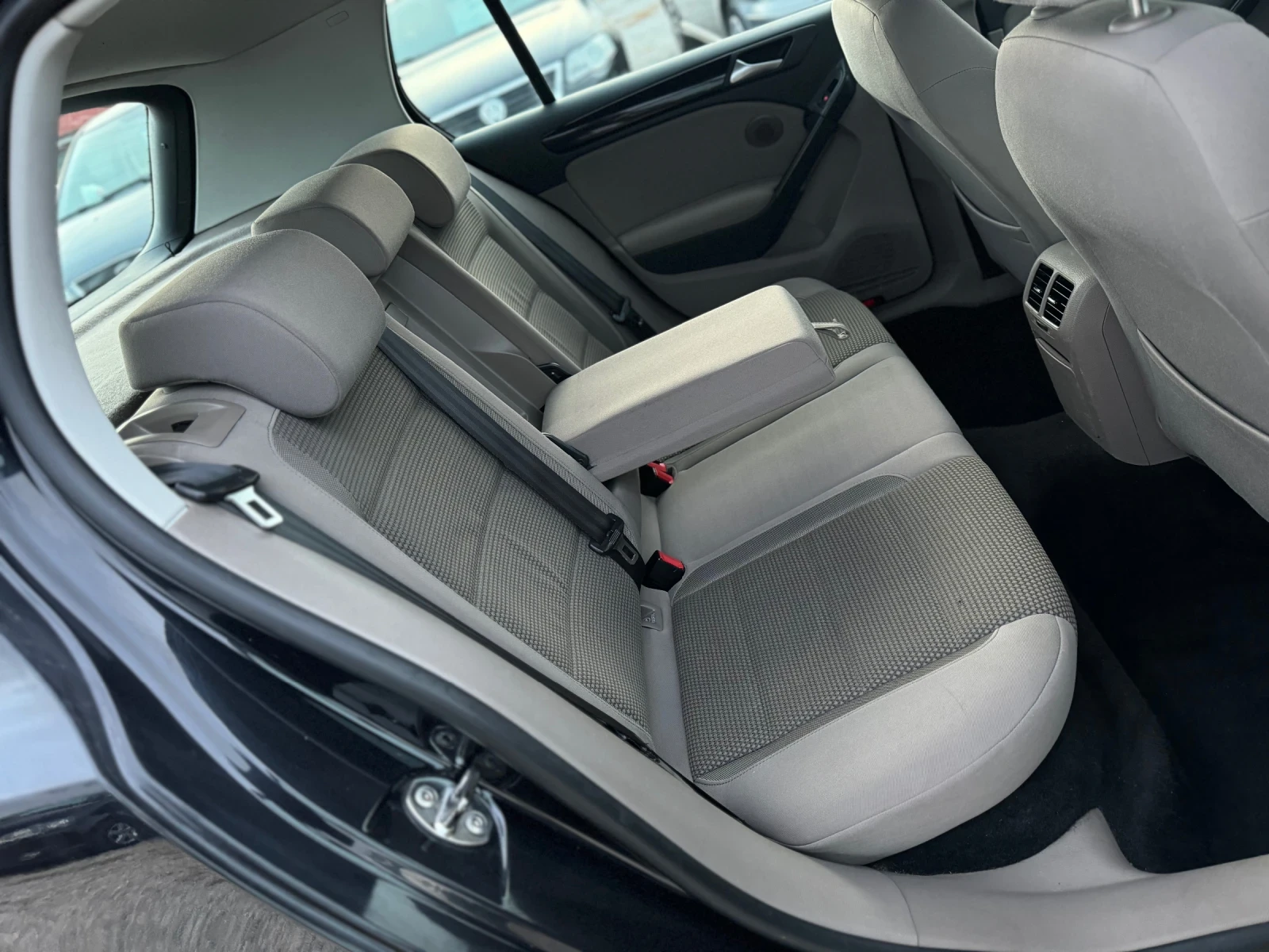 VW Golf 2.0TDI 140кс НАВИ ПОДГРЕВ PARK ASSIST СЕРВИЗНА КНИ | Mobile.bg — изображение 12