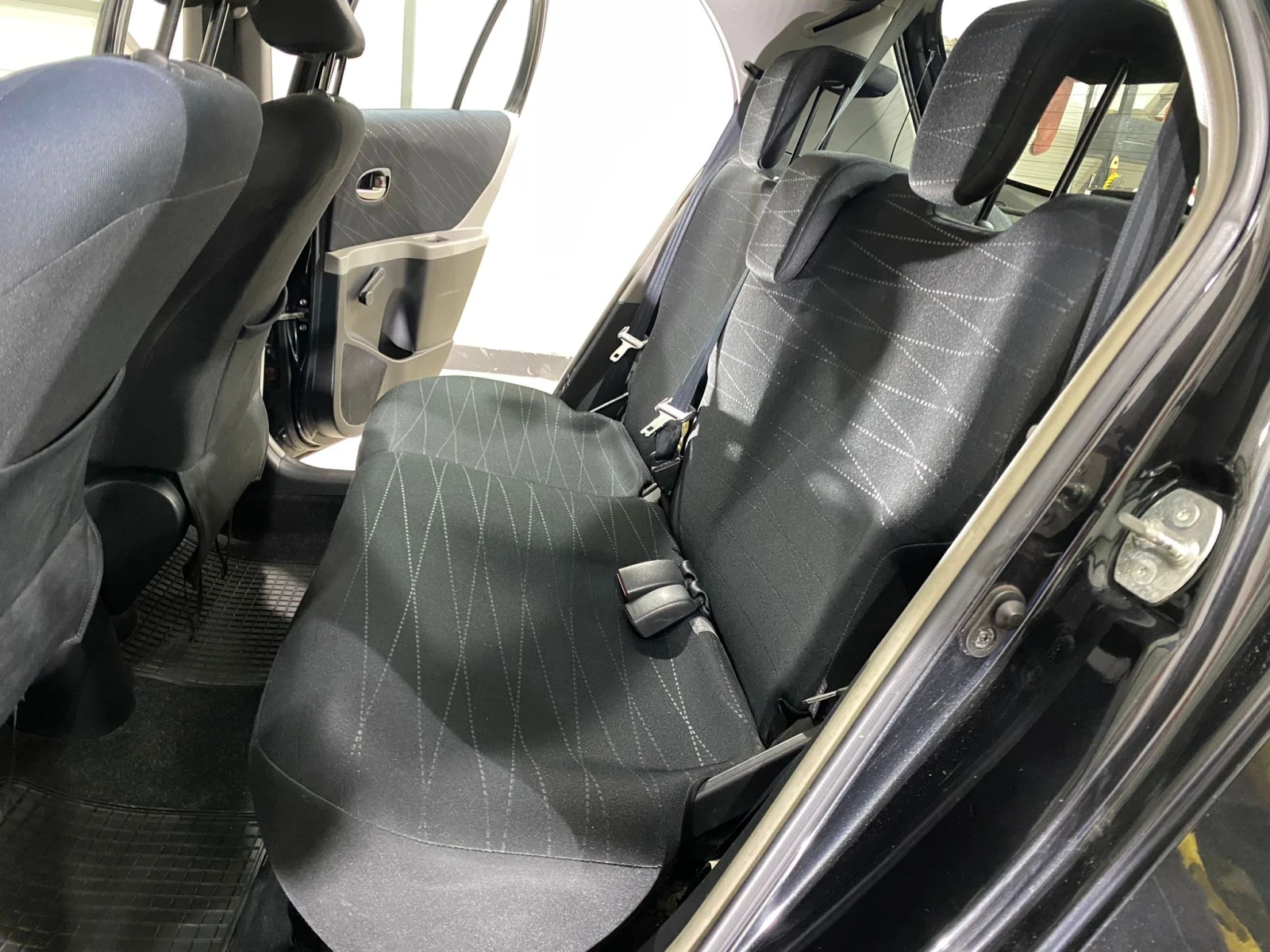 Toyota Yaris 1.3i - изображение 10