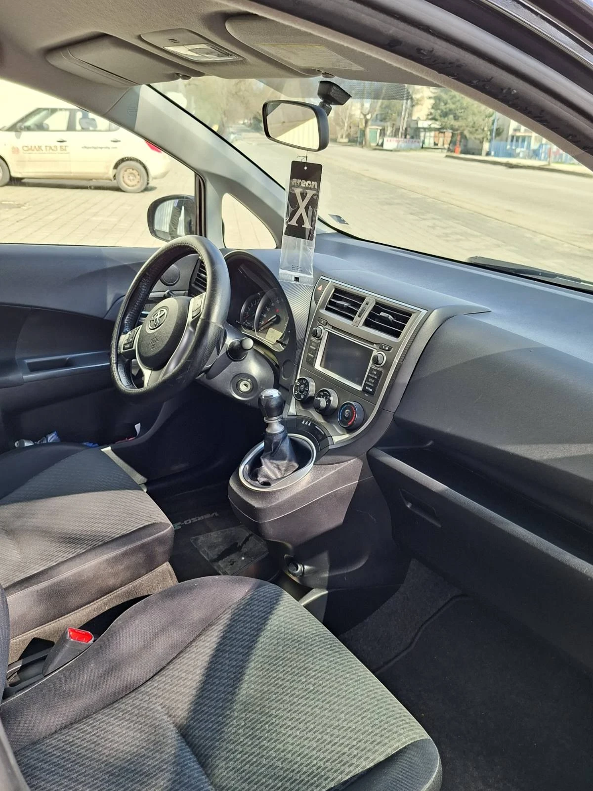 Toyota Verso S 2012 Газ Бензин, снимка 9 - Автомобили и джипове - 54098843