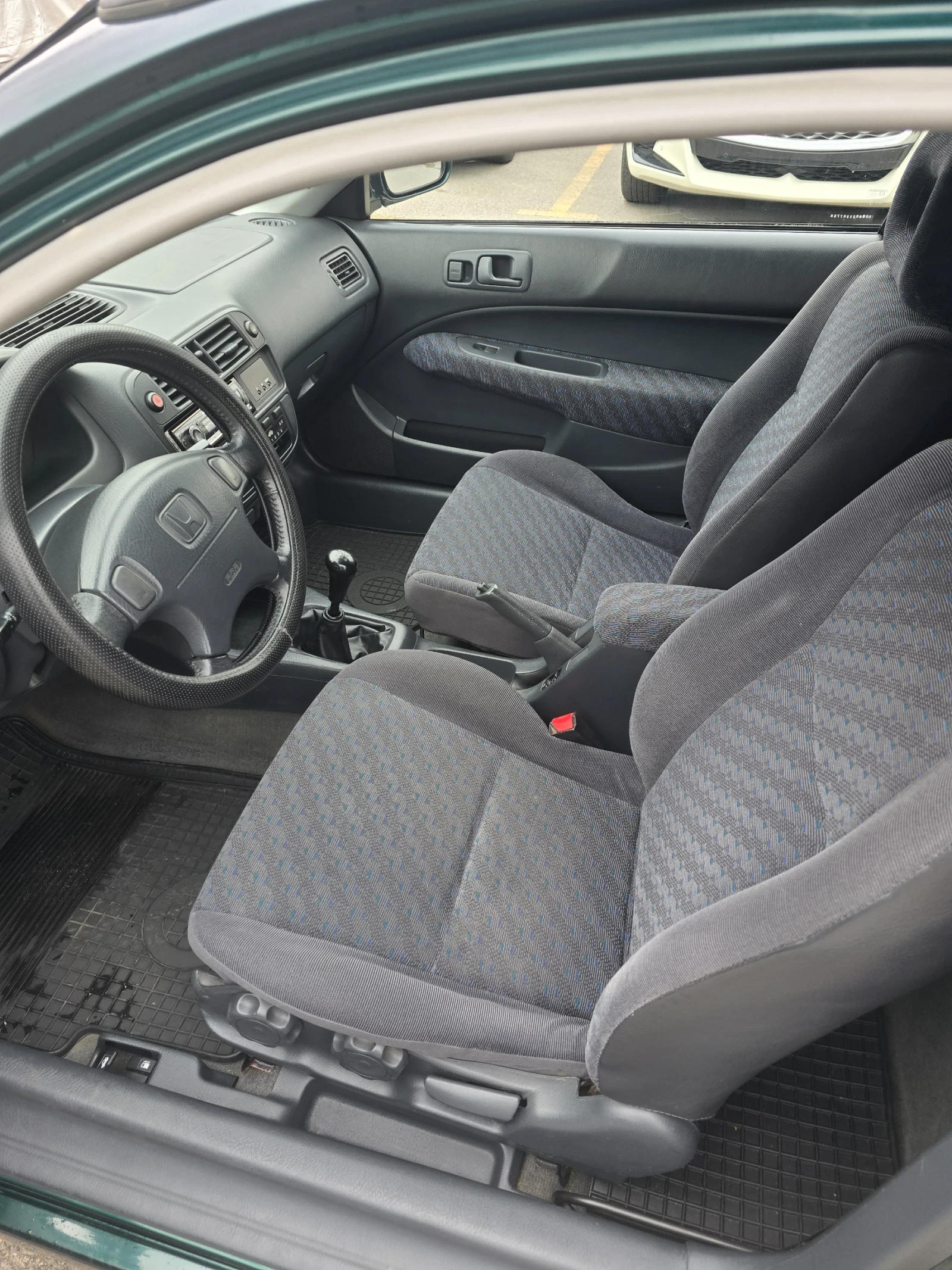 Honda Civic 1.5 VTEC, снимка 6 - Автомобили и джипове - 54212877