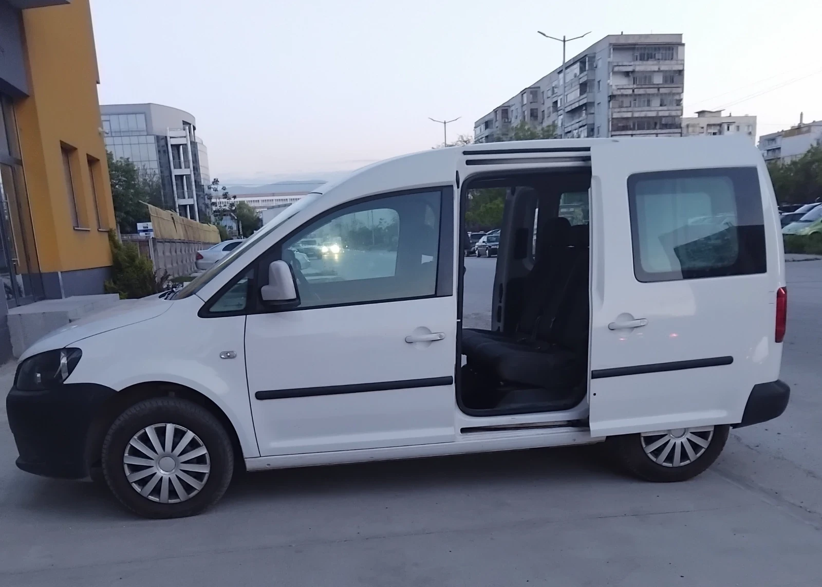 VW Caddy Обслужен от А до Я, снимка 7 - Автомобили и джипове - 54335567