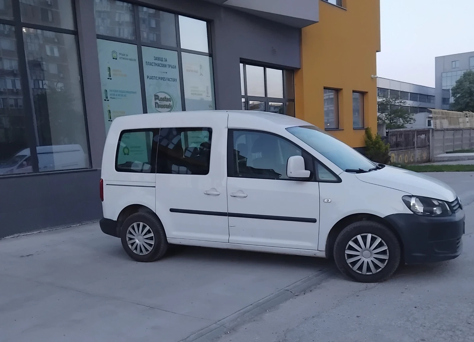 VW Caddy Обслужен от А до Я, снимка 10 - Автомобили и джипове - 54335567