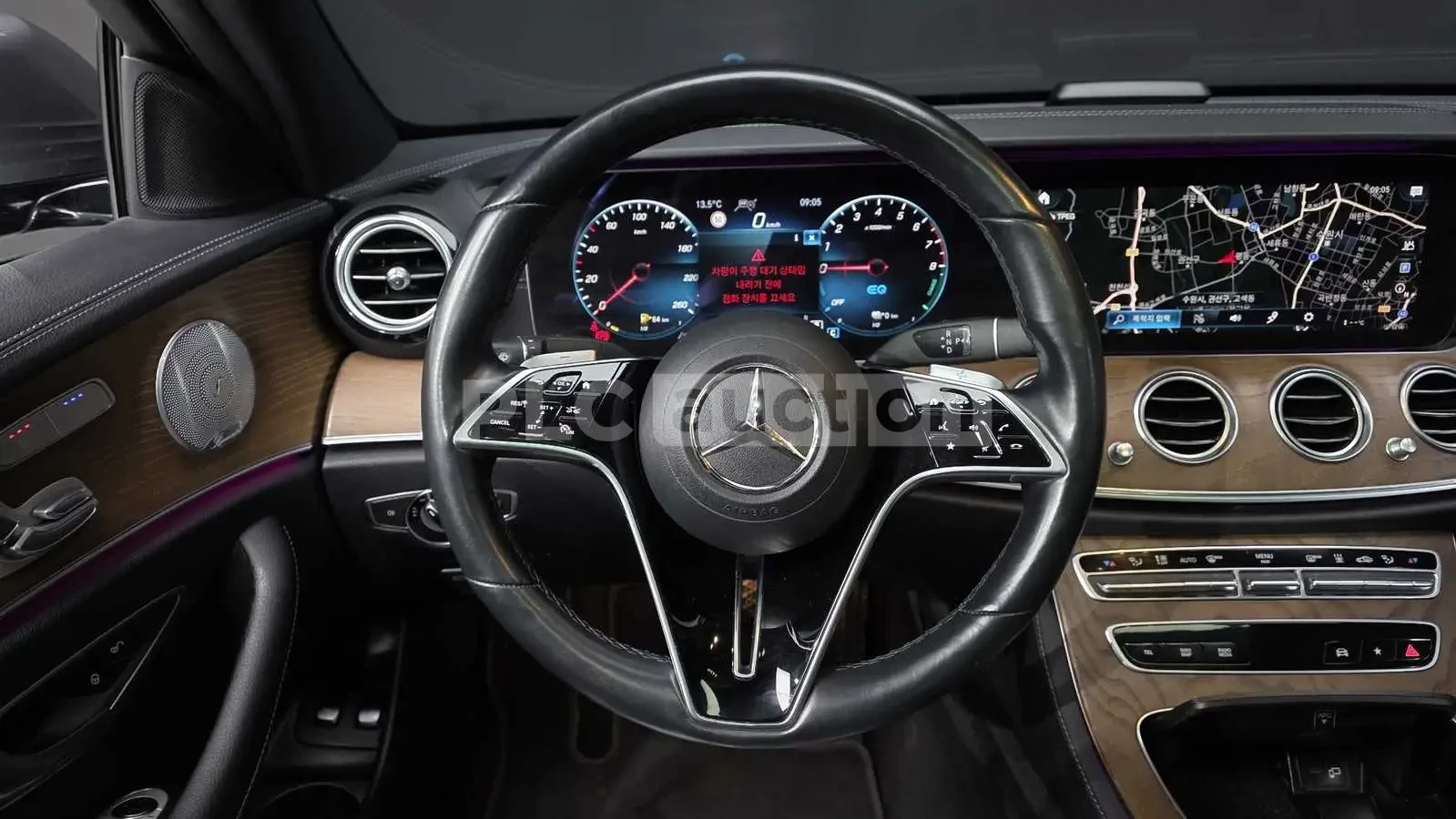 Mercedes-Benz E 300 HEAD-UP* BURMESTER* ПОДГРЕВИ* ФИКСИРАНА ЦЕНА ДО БГ, снимка 13 - Автомобили и джипове - 55032855
