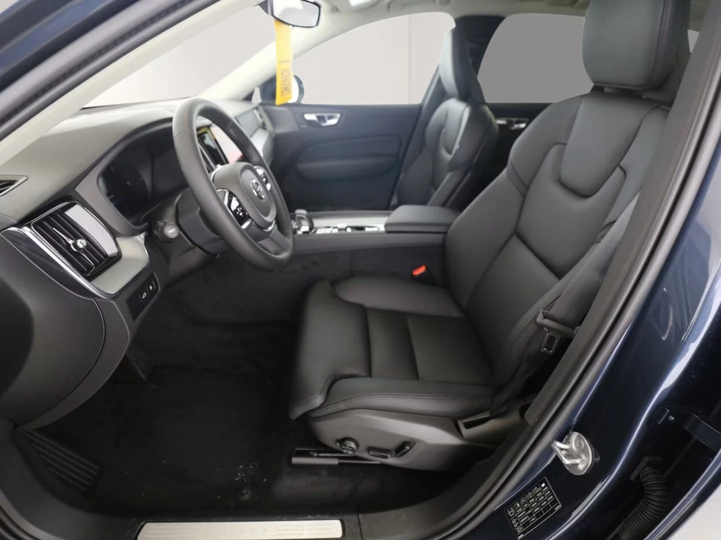 Volvo XC60 PLUS-DARK/398HP/PANO/MEMO/HUD/360/NAVI/H&K/397g - изображение 4
