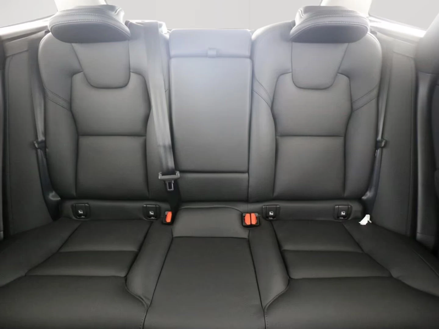 Volvo XC60 PLUS-DARK/398HP/PANO/MEMO/HUD/360/NAVI/H&K/397g - изображение 8