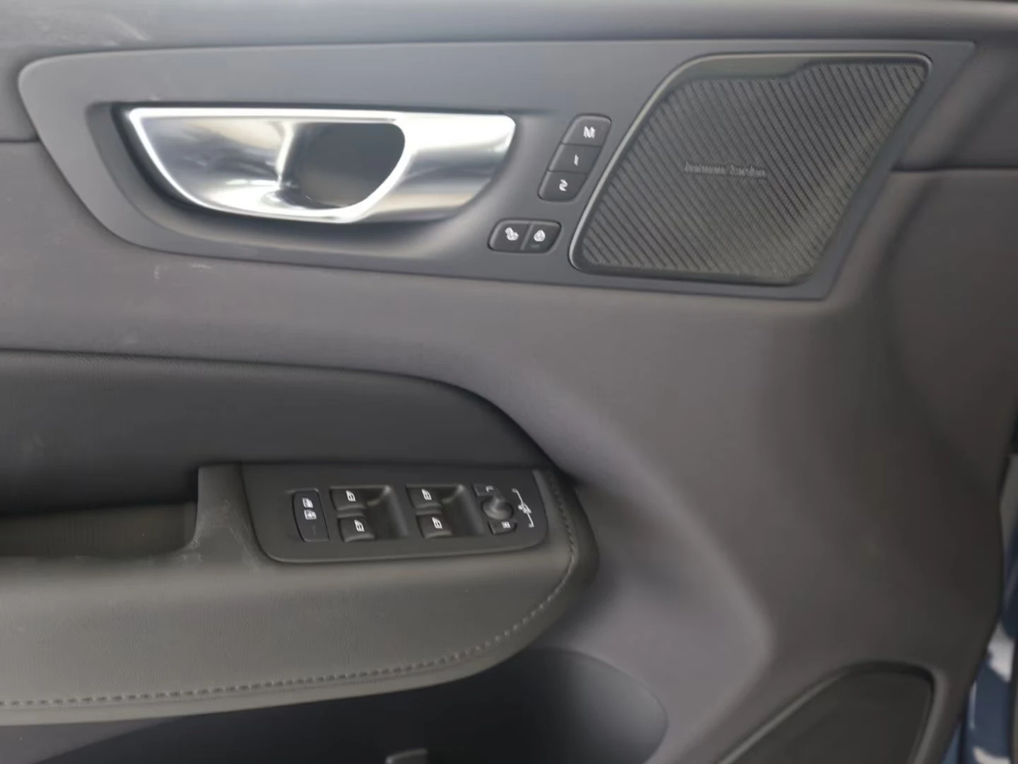 Volvo XC60 PLUS-DARK/398HP/PANO/MEMO/HUD/360/NAVI/H&K/397g - изображение 6