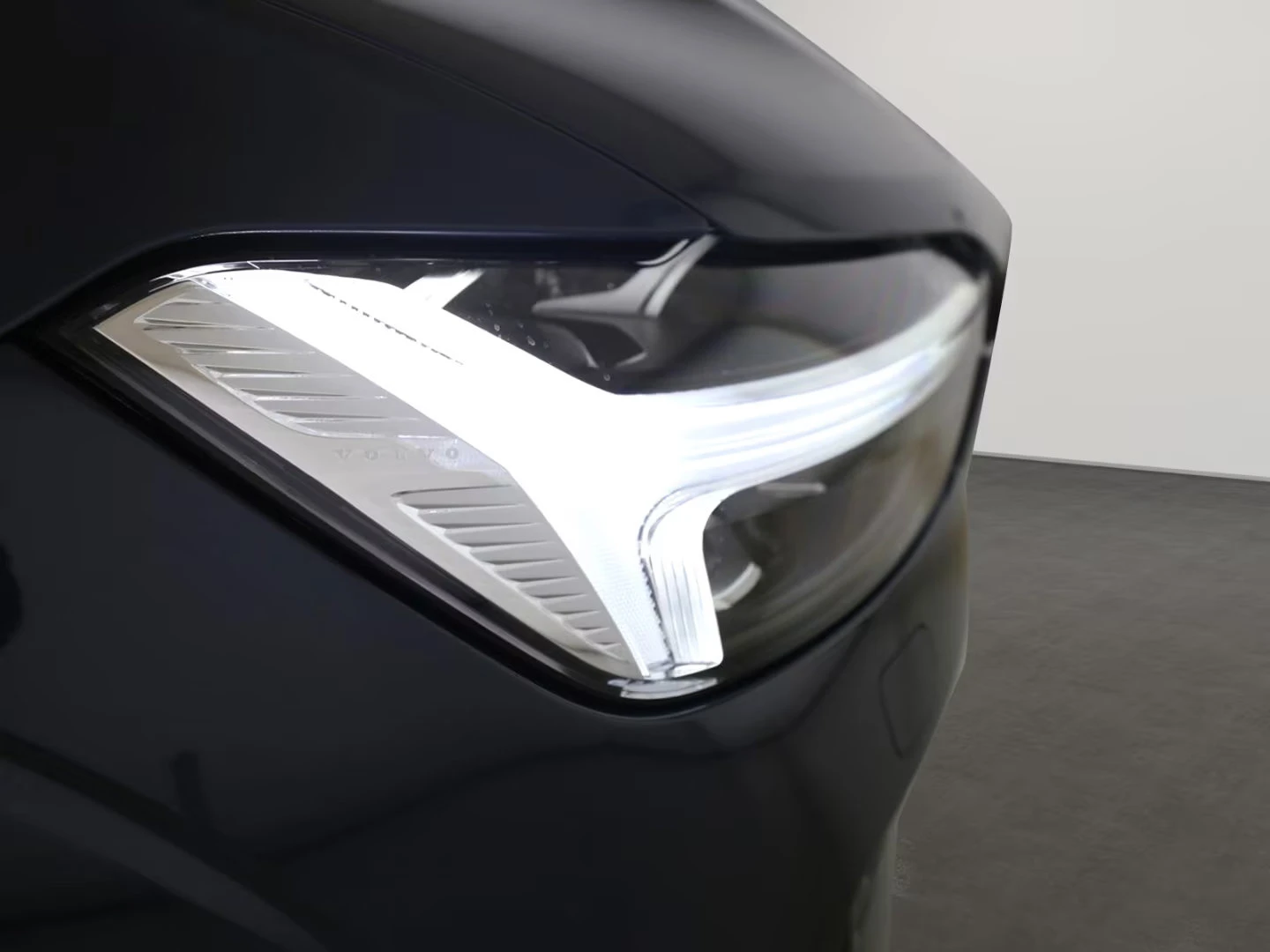 Volvo XC60 PLUS-DARK/398HP/PANO/MEMO/HUD/360/NAVI/H&K/397g - изображение 3