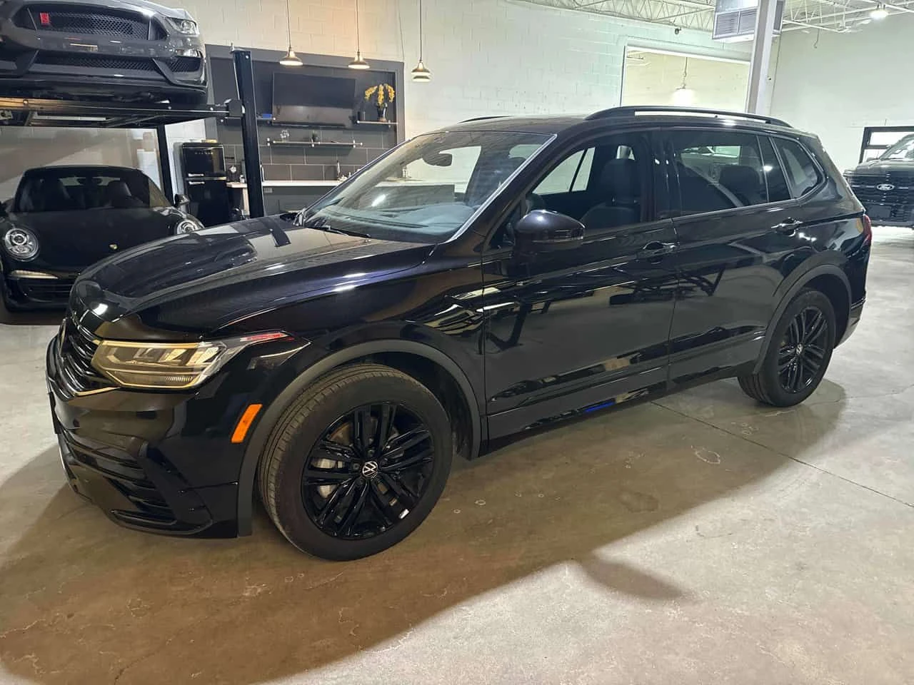 VW Tiguan SE R-Line Black * 4MOTION * ШИБИДАХ * ПОДГРЕВИ - изображение 2