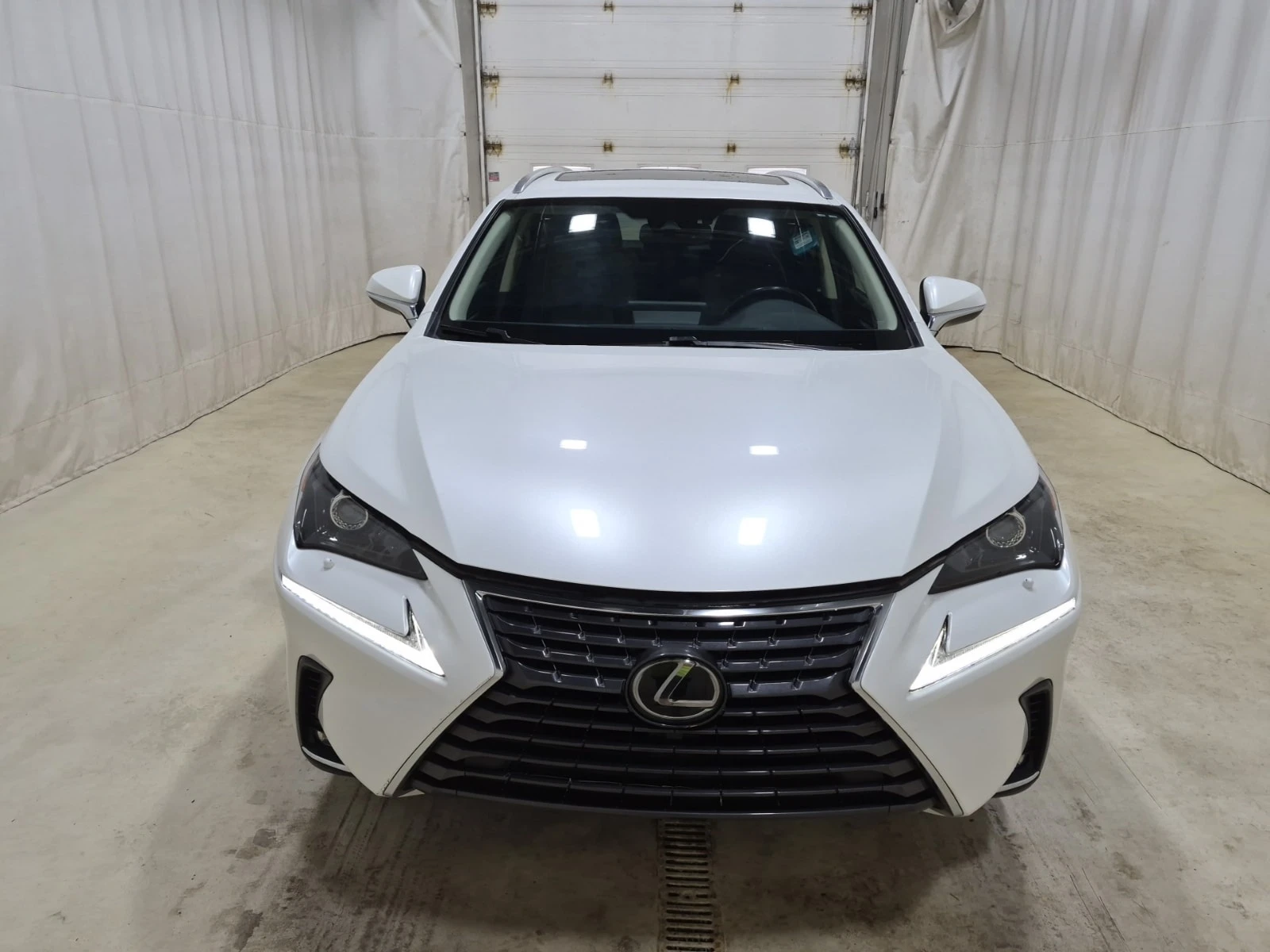 Lexus NX 300 * FACELIFT * AWD * BLIND SPOT * CARPLAY * CARFAX , снимка 2 - Автомобили и джипове - 56056418