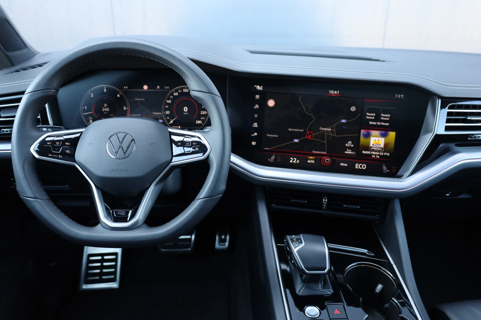 VW Touareg FACELIFT* R-LINE* IQ HD MATRIX LIGHTS* DYNAUDIO* P, снимка 10 - Автомобили и джипове - 56335487
