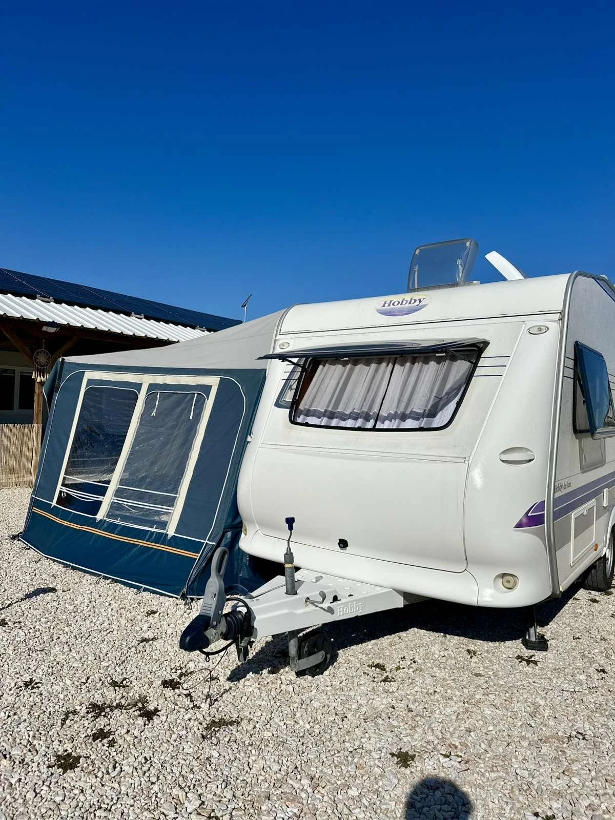 Каравана Hobby De lux, снимка 2 - Каравани и кемпери - 54137262