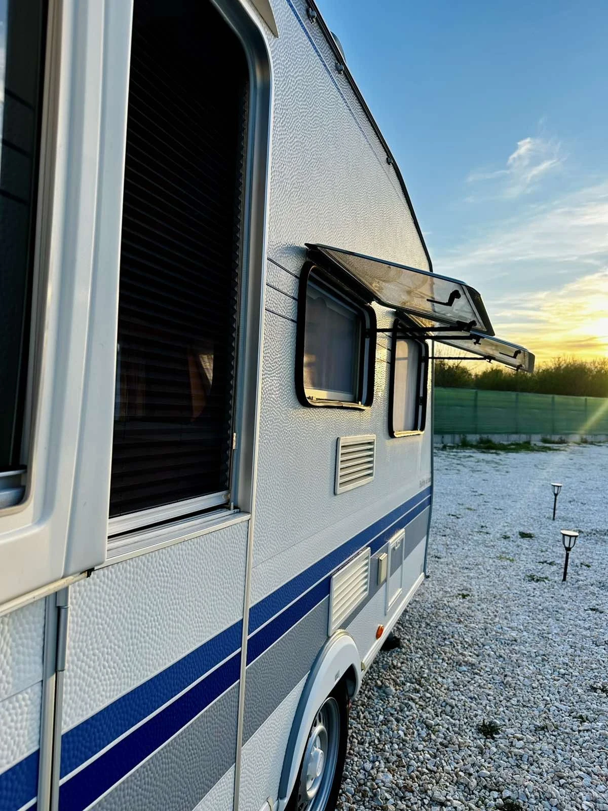 Каравана Hobby De lux, снимка 4 - Каравани и кемпери - 54137262