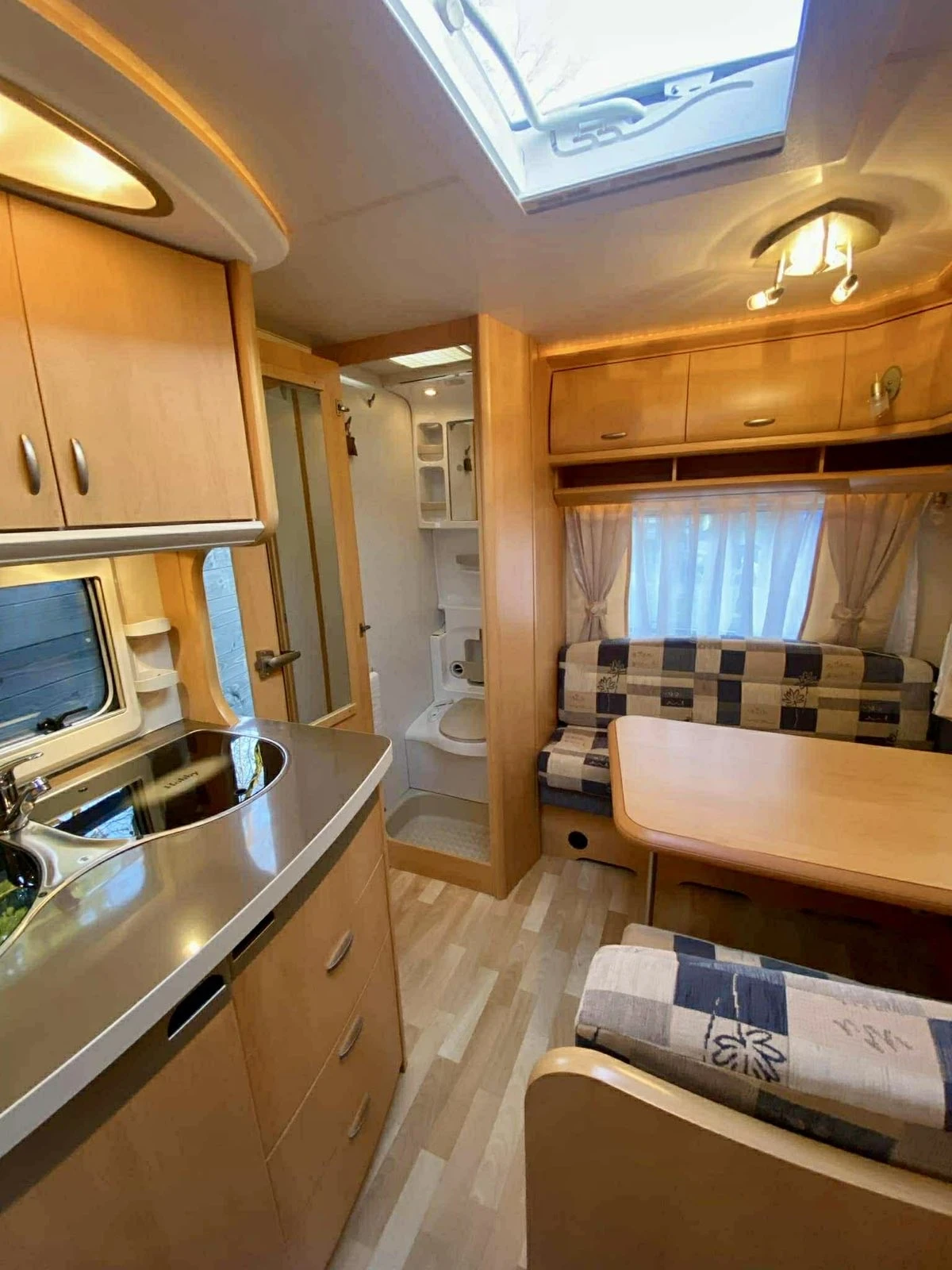 Каравана Hobby De lux, снимка 5 - Каравани и кемпери - 54137262