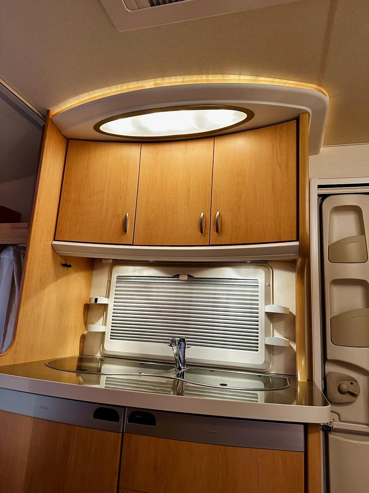 Каравана Hobby De lux, снимка 9 - Каравани и кемпери - 54137262