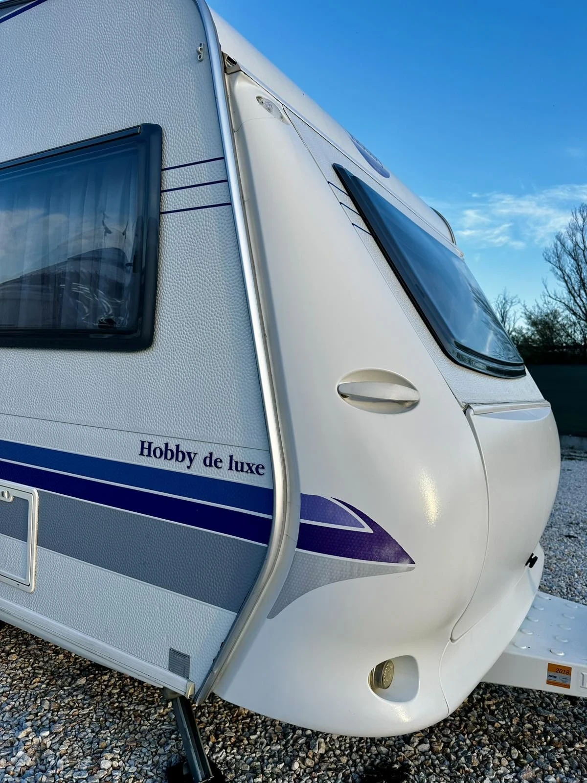 Каравана Hobby De lux, снимка 3 - Каравани и кемпери - 54137262