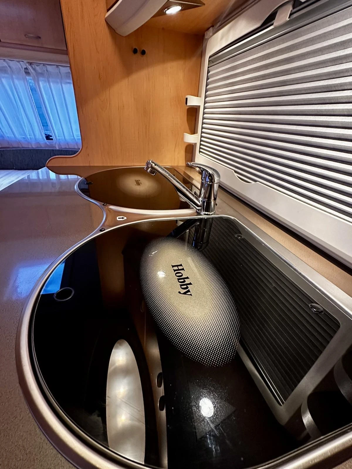 Каравана Hobby De lux, снимка 10 - Каравани и кемпери - 54137262