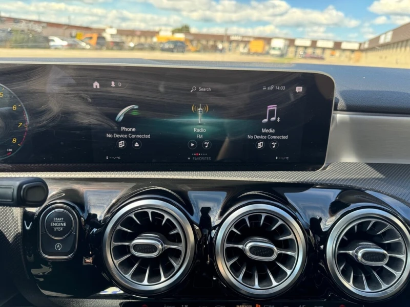 Mercedes-Benz A 250 * 4MATIC AMG PKG CAMERA/PANO ROOF/LEATHER * CARFAX, снимка 11 - Автомобили и джипове - 52923684