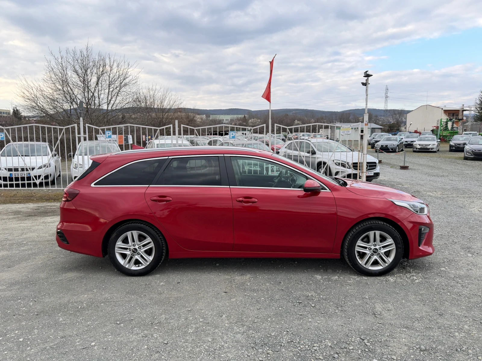 Kia Ceed БЕНЗИН / АВТОМАТИК / ЕВРО6 / WAZE / ЗАДНА КАМЕРА , снимка 4 - Автомобили и джипове - 53978574