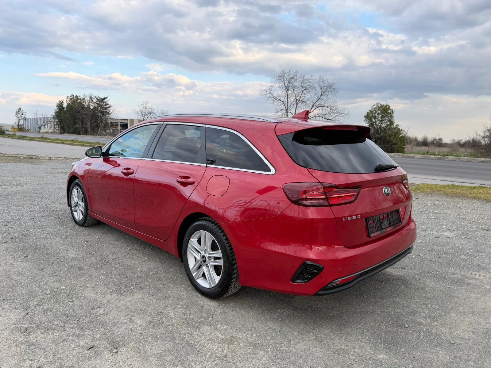 Kia Ceed БЕНЗИН / АВТОМАТИК / ЕВРО6 / WAZE / ЗАДНА КАМЕРА , снимка 7 - Автомобили и джипове - 53978574