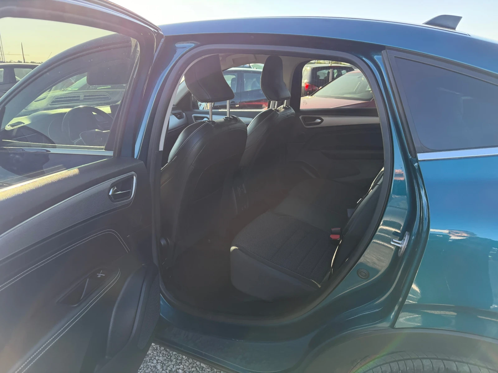 Renault Arkana 1.6 HYBRID E-TECH-LED, снимка 8 - Автомобили и джипове - 54444537