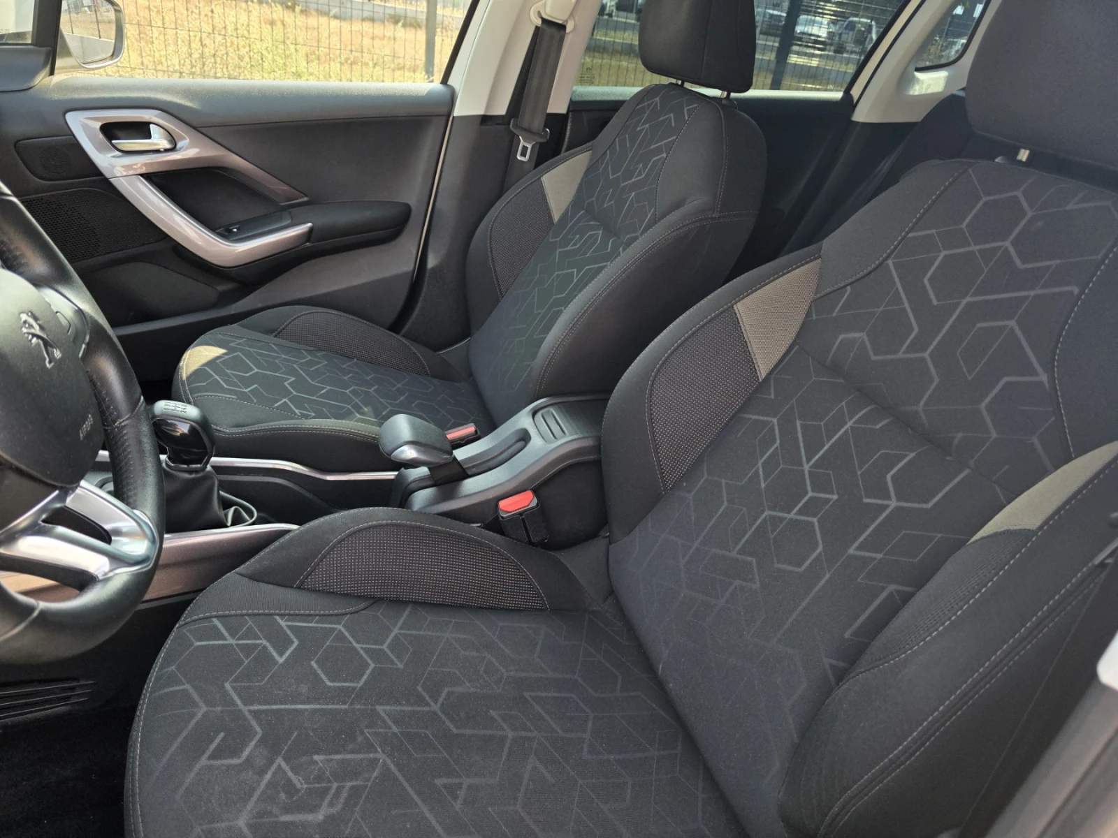 Peugeot 2008 1.2t Джанти| Парктроник| Пълна сервизна история, снимка 12 - Автомобили и джипове - 55767533