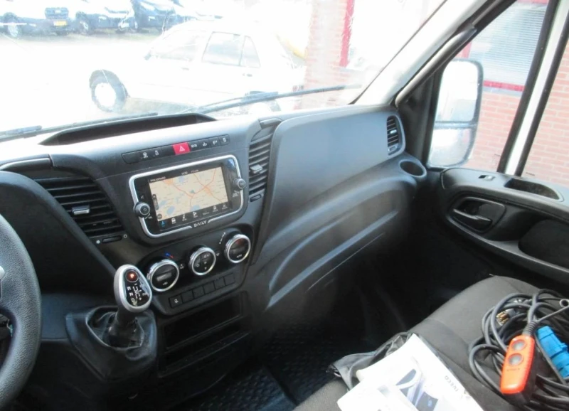 Iveco 35c18 3.0* HI-MATIC* ХЛАДИЛЕН-25* БОРД+ ВРАТИ* ТОК* КЛИМ, снимка 9 - Бусове и автобуси - 53168314