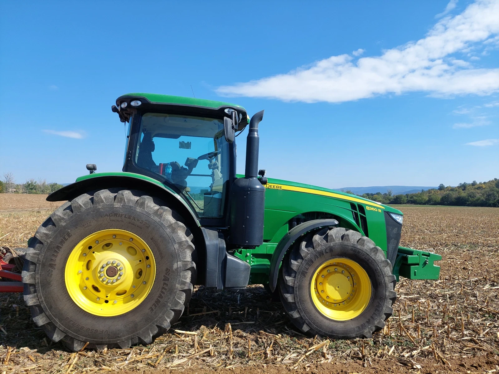 Трактор John Deere 8260R - изображение 2