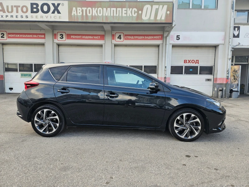 Toyota Auris 1.6 D-4D (112hp) Navi-камера-Хечбек, снимка 6 - Автомобили и джипове - 46246093