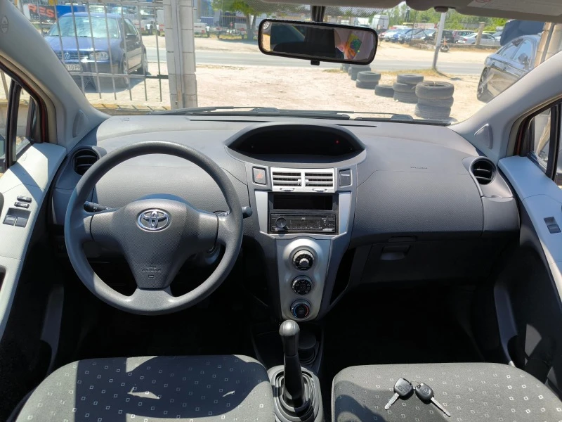 Toyota Yaris 1.0 vvti, снимка 8 - Автомобили и джипове - 46586452