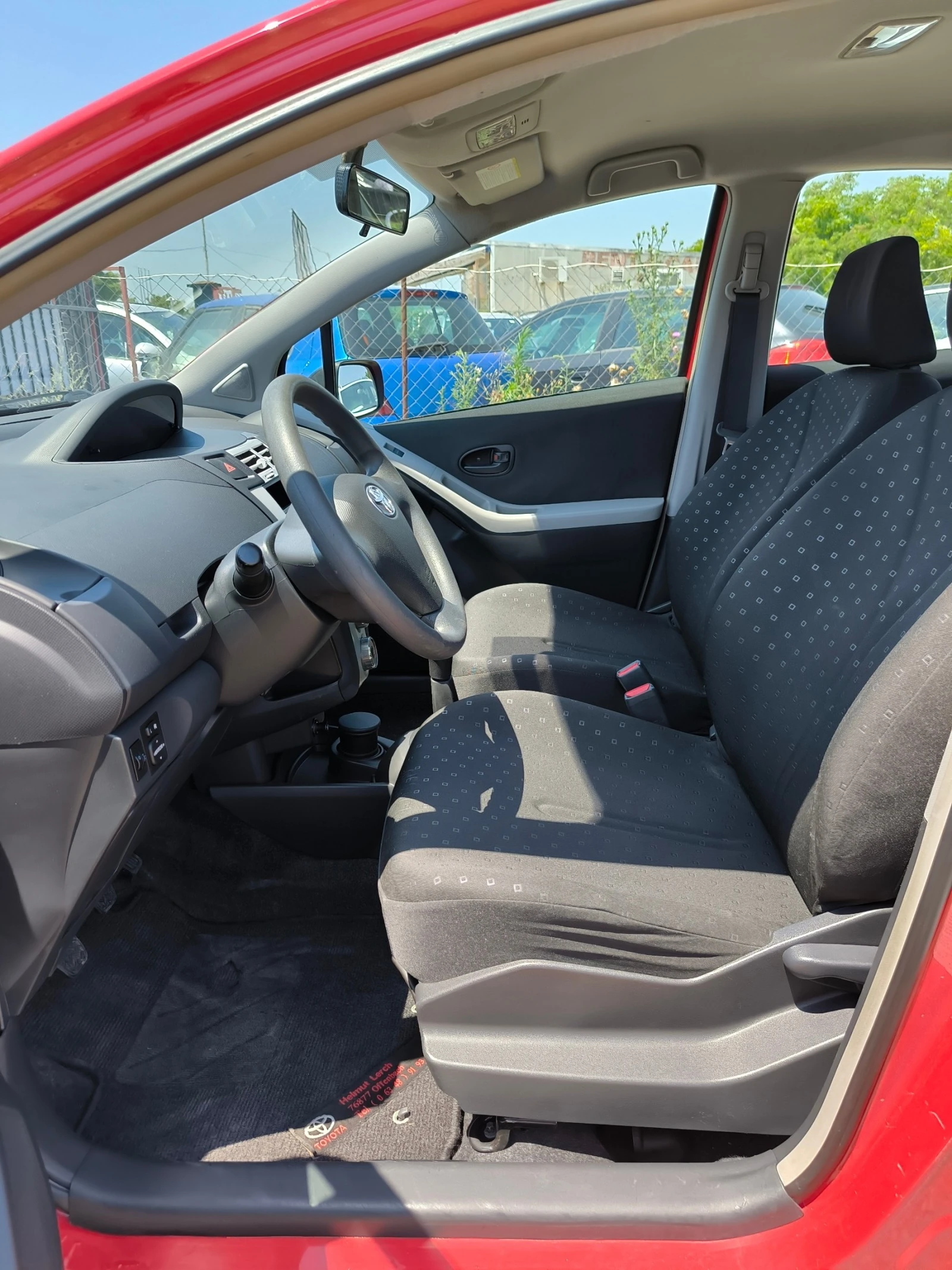 Toyota Yaris 1.0 vvti - изображение 10