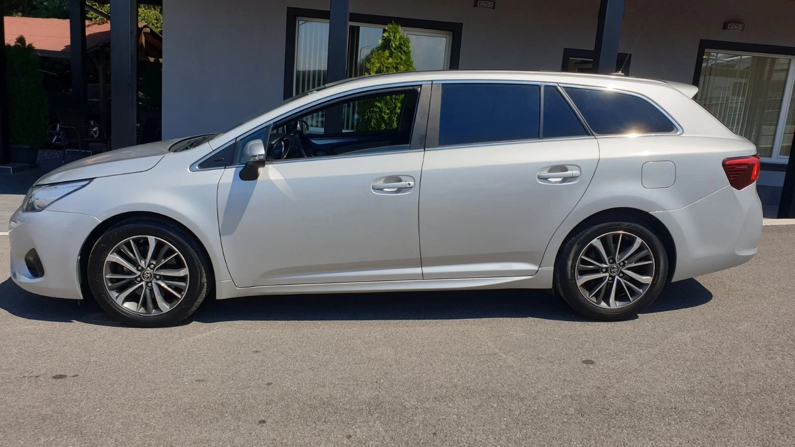 Toyota Avensis 2.0 D-4D/LED/NAVI/KEYLESS/GERMANY   - изображение 3