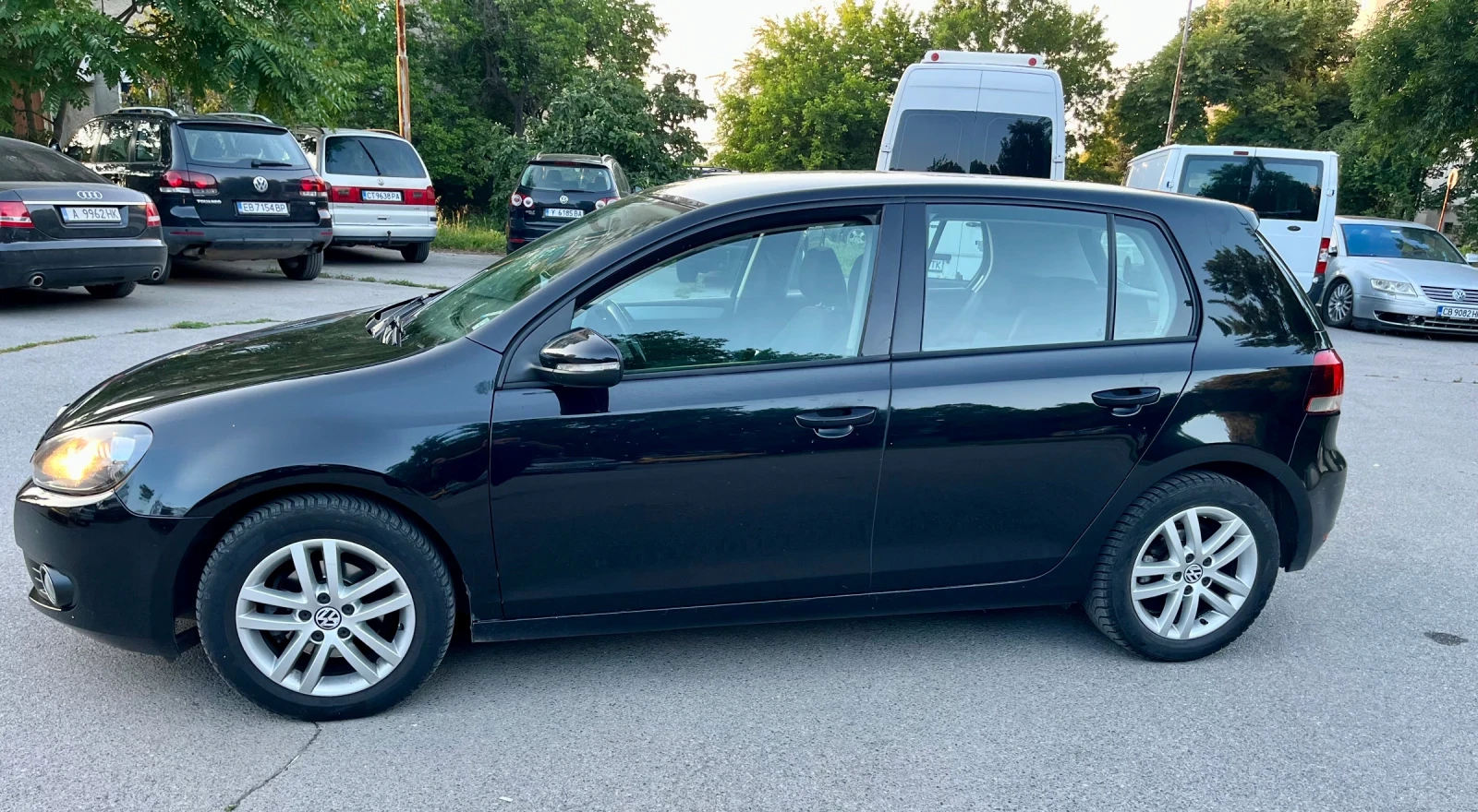 VW Golf 1.6 TDI, снимка 2 - Автомобили и джипове - 54867792
