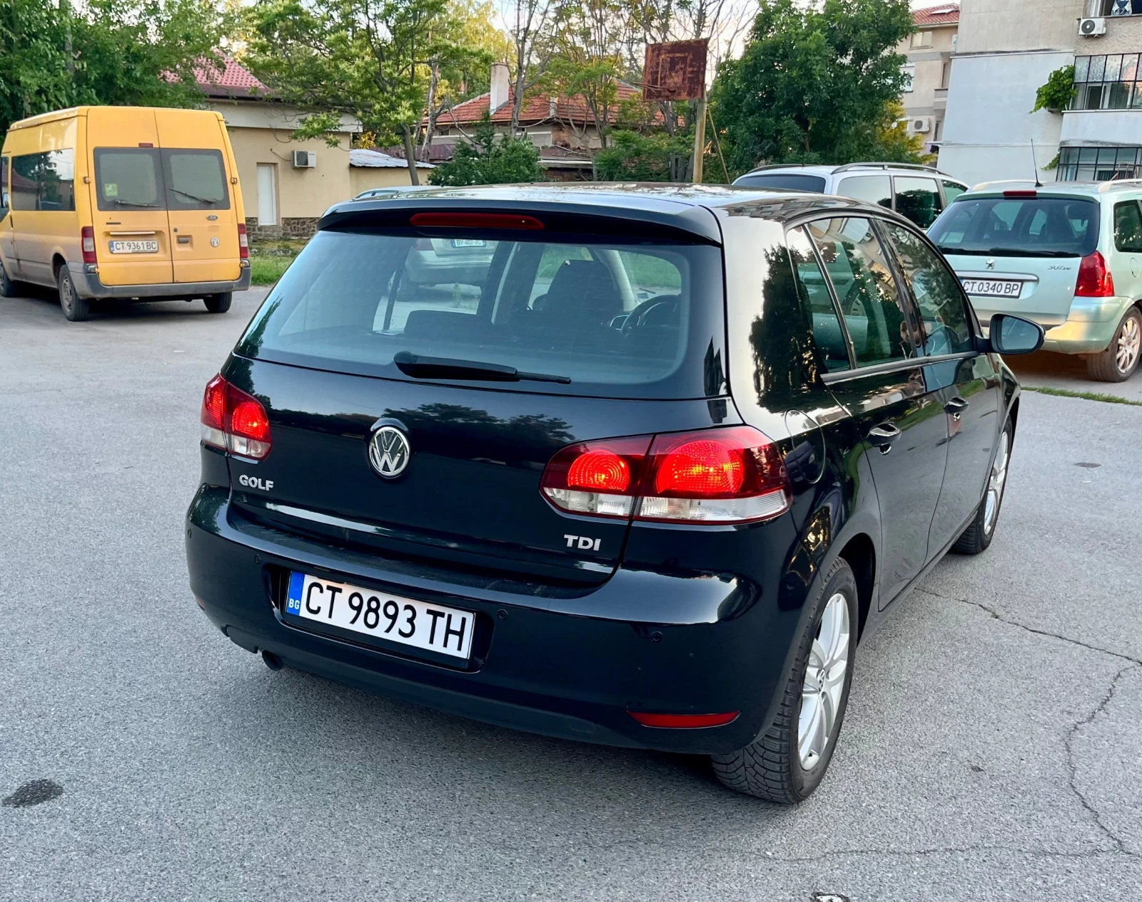 VW Golf 1.6 TDI, снимка 3 - Автомобили и джипове - 54867792