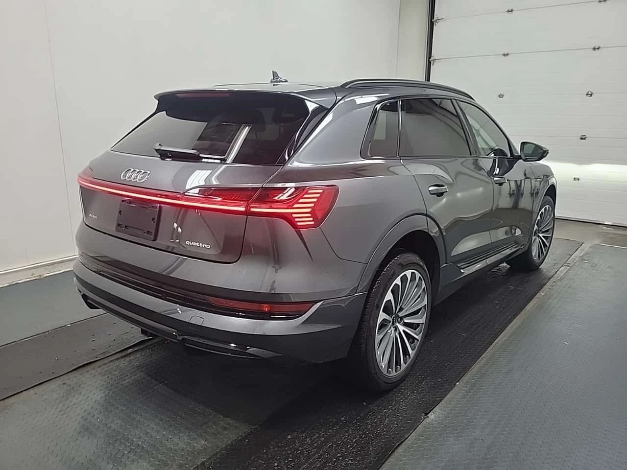 Audi E-Tron PROGRESSIV / CARFAX / CAMERA / АВТОКРЕДИТ , снимка 3 - Автомобили и джипове - 54906727