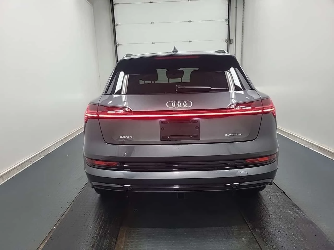 Audi E-Tron PROGRESSIV / CARFAX / CAMERA / АВТОКРЕДИТ , снимка 17 - Автомобили и джипове - 54906727