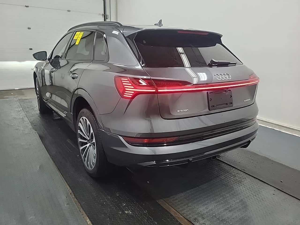 Audi E-Tron PROGRESSIV / CARFAX / CAMERA / АВТОКРЕДИТ , снимка 4 - Автомобили и джипове - 54906727