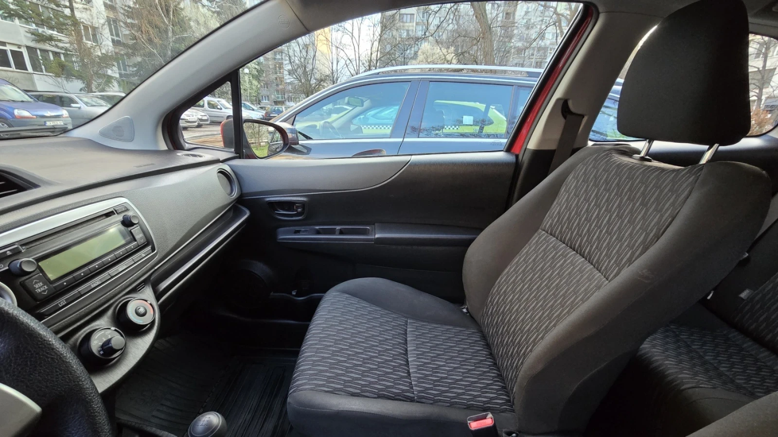Toyota Yaris, снимка 16 - Автомобили и джипове - 56195300