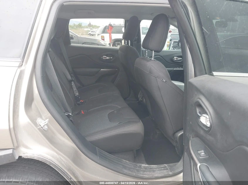 Jeep Cherokee 2.4l Latitude 4X4, снимка 8 - Автомобили и джипове - 54383747