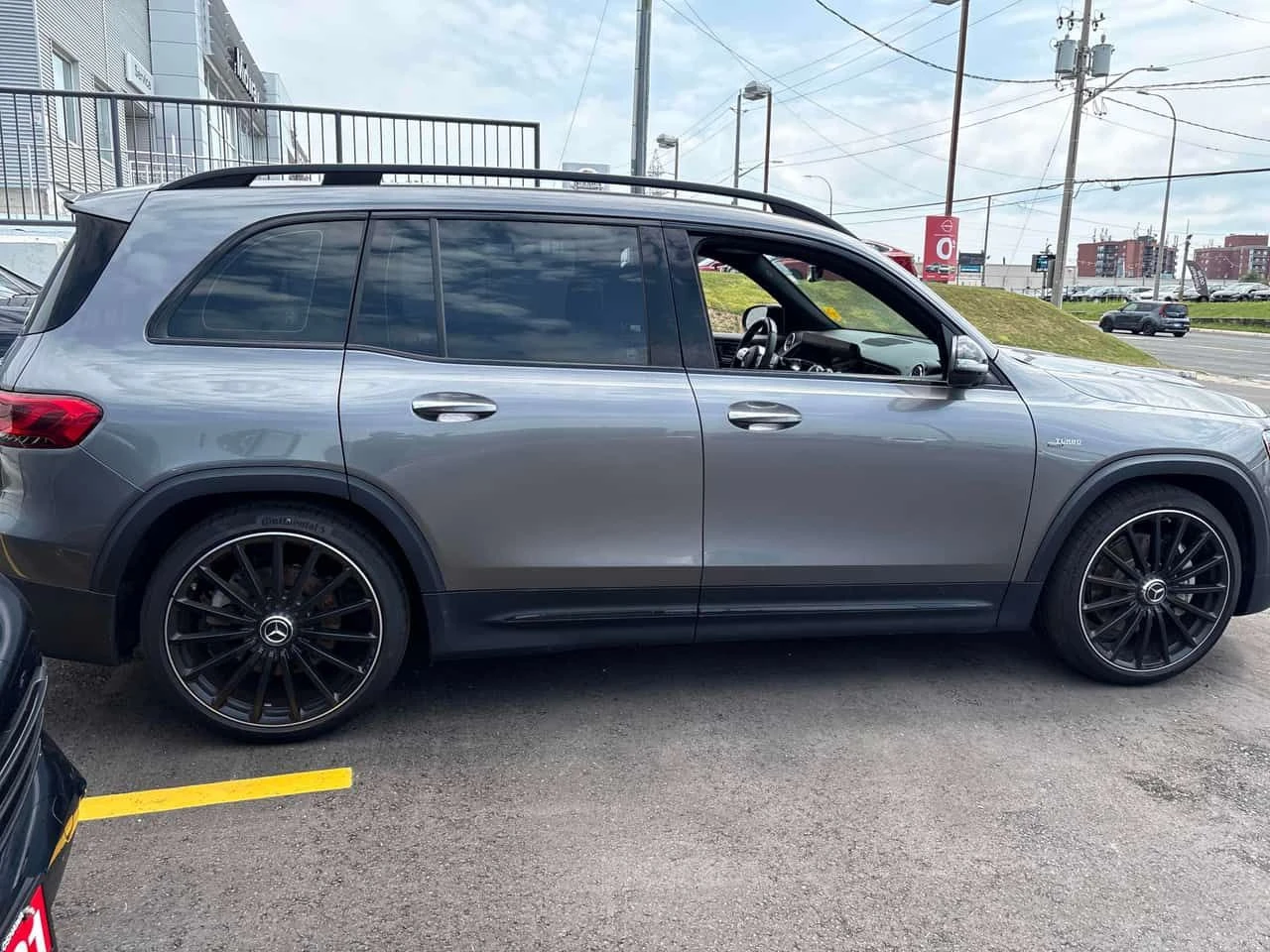 Mercedes-Benz GLB35AMG / 360 / DISTRONIC / CARFAX / АВТОКРЕДИТ, снимка 3 - Автомобили и джипове - 55590950