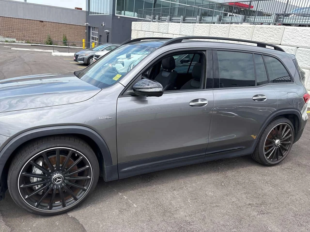 Mercedes-Benz GLB35AMG / 360 / DISTRONIC / CARFAX / АВТОКРЕДИТ, снимка 2 - Автомобили и джипове - 55590950