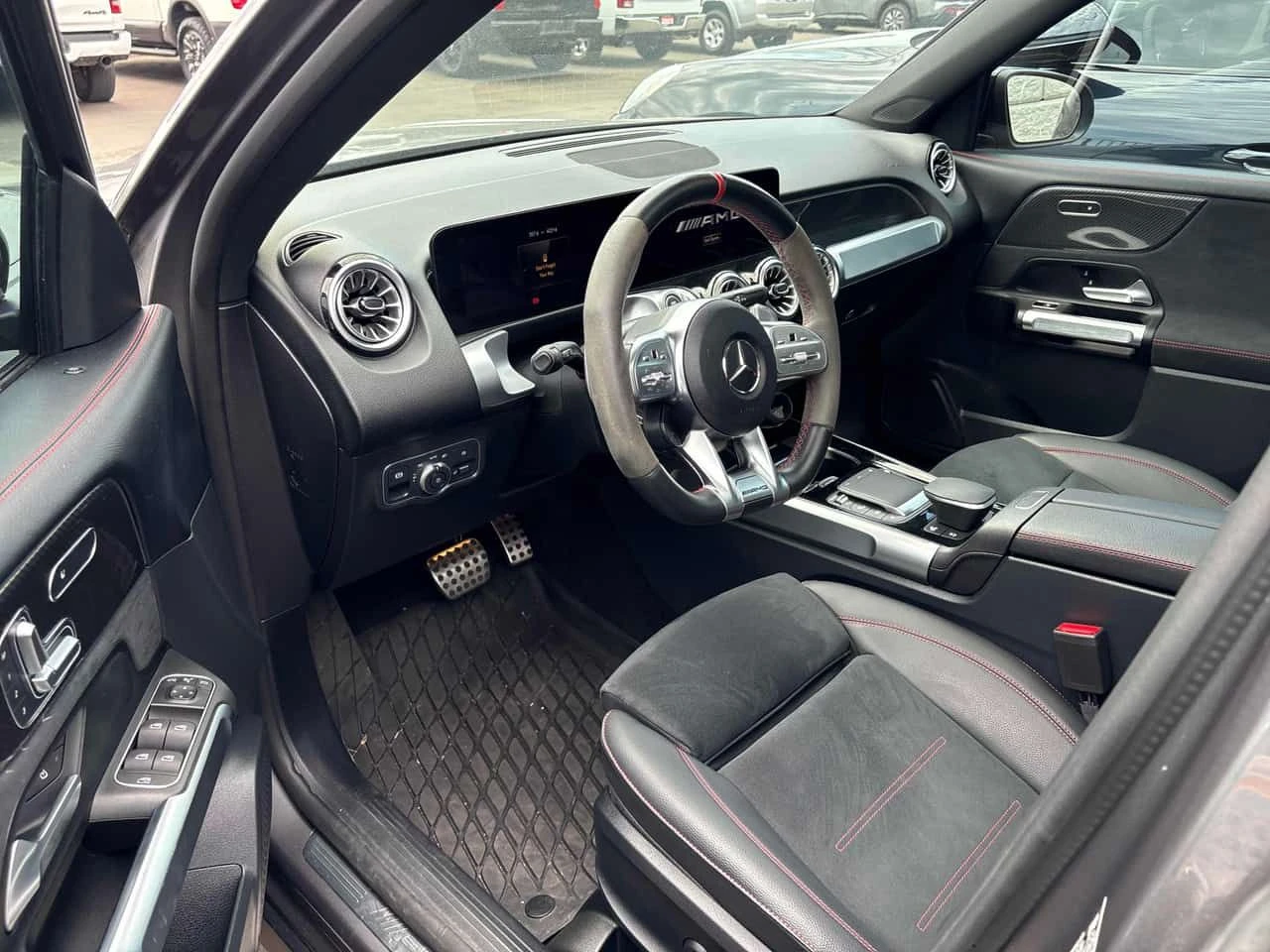 Mercedes-Benz GLB35AMG / 360 / DISTRONIC / CARFAX / АВТОКРЕДИТ, снимка 5 - Автомобили и джипове - 55590950
