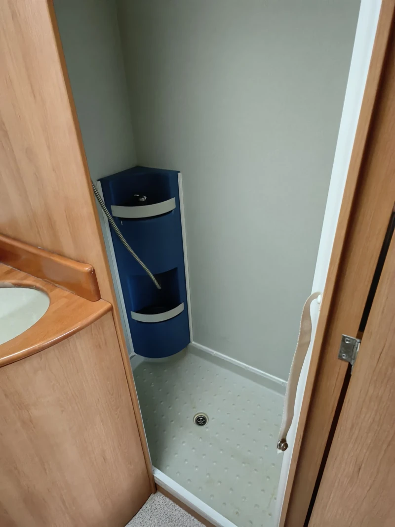 Кемпер Euramobil 635 LS, снимка 7 - Каравани и кемпери - 52655618