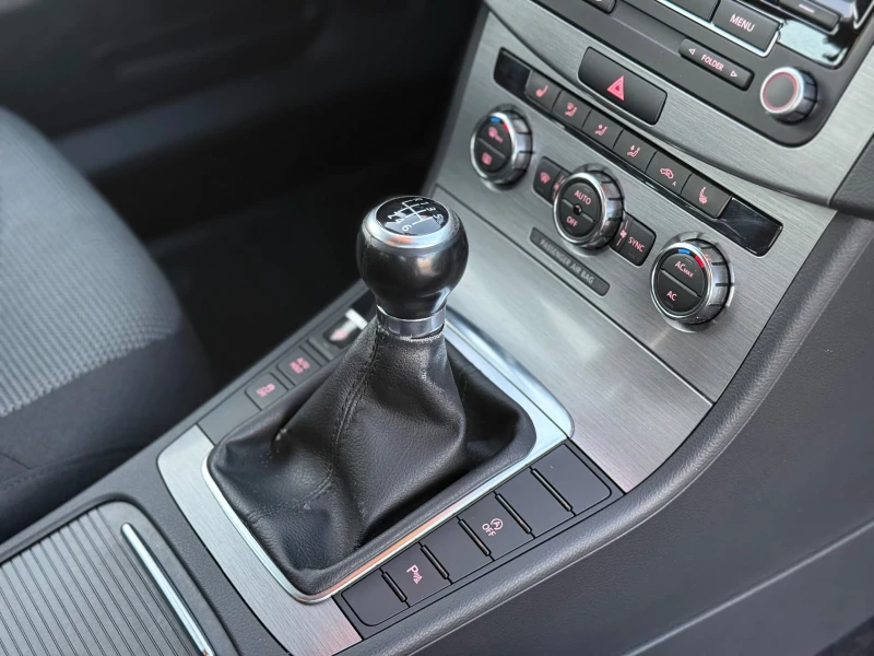 VW Passat 2.0TDI* Comfortline* Xenon* Подгрев* PDC, снимка 11 - Автомобили и джипове - 52807815